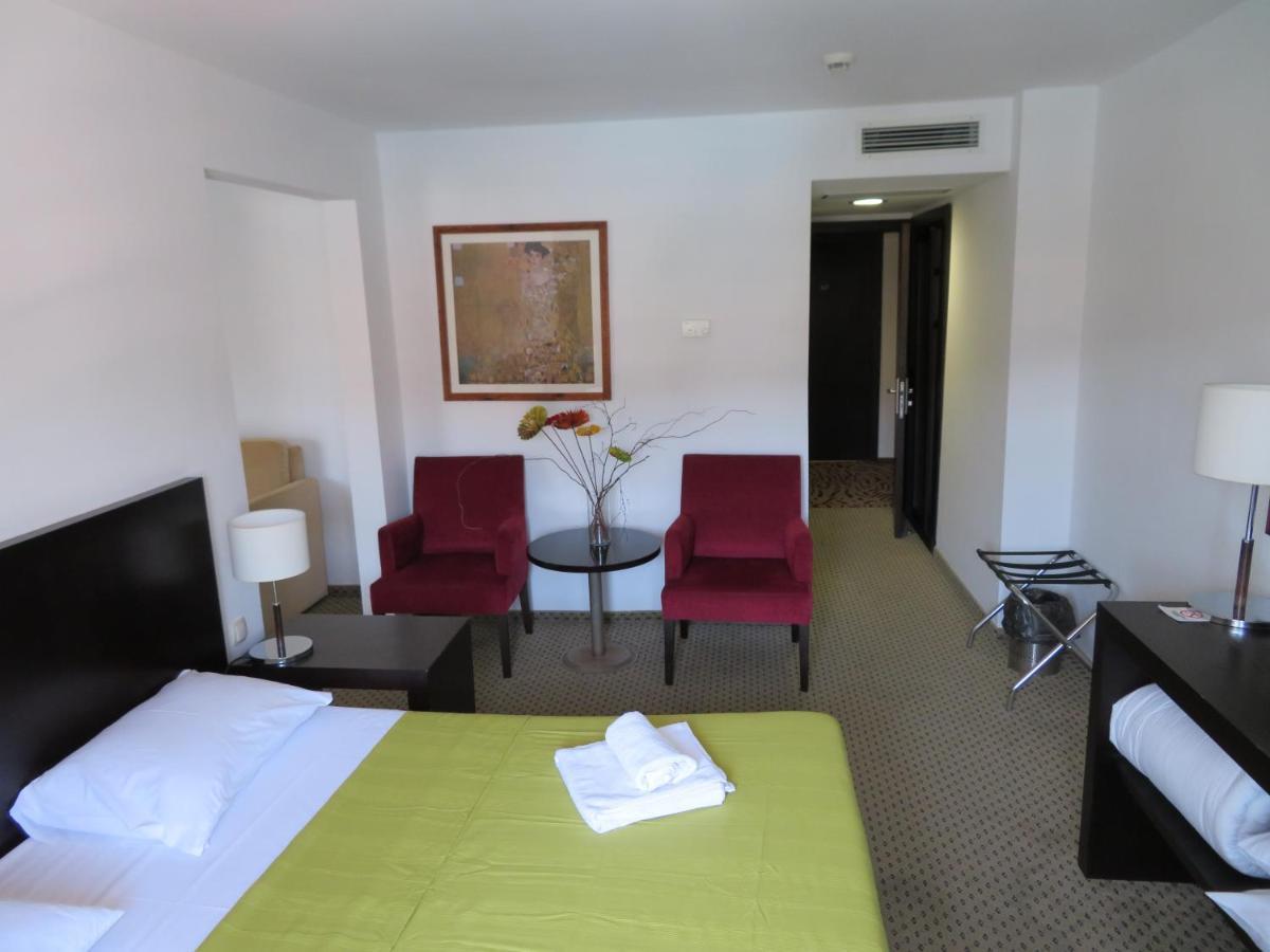 ראב Hotel International מראה חיצוני תמונה