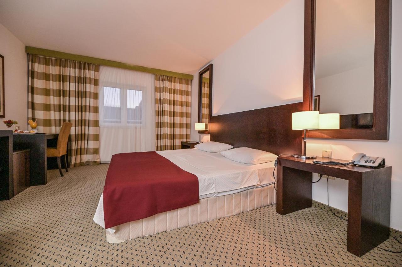 ראב Hotel International מראה חיצוני תמונה