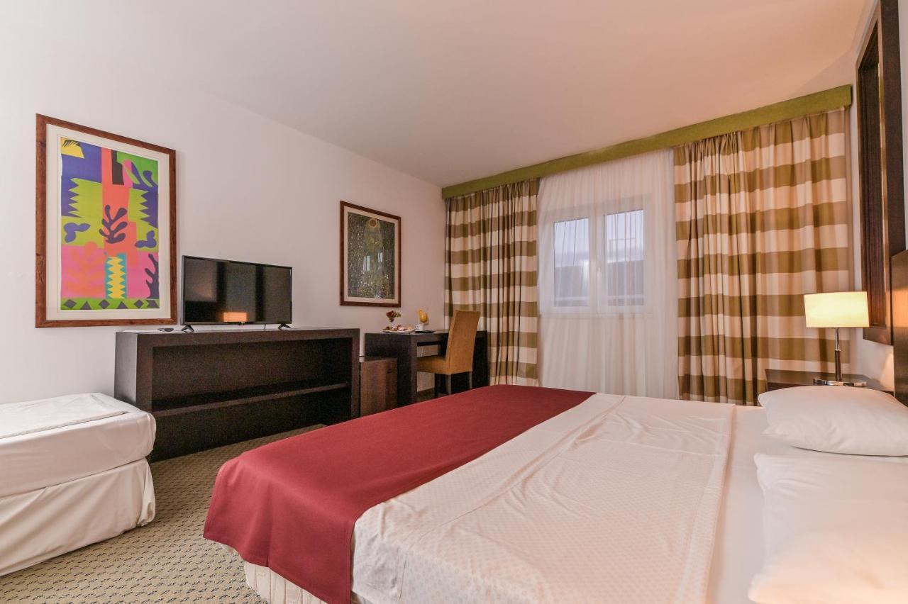 ראב Hotel International מראה חיצוני תמונה