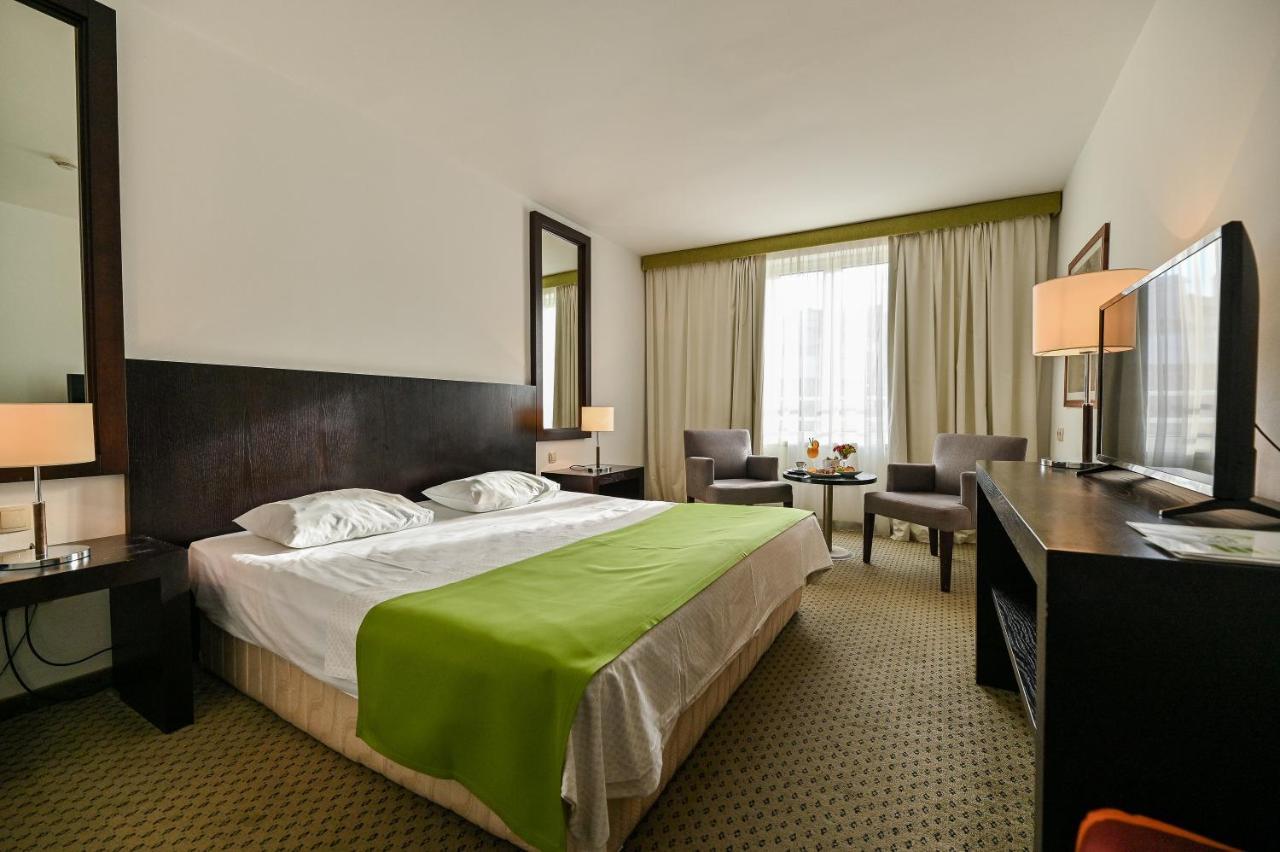 ראב Hotel International מראה חיצוני תמונה