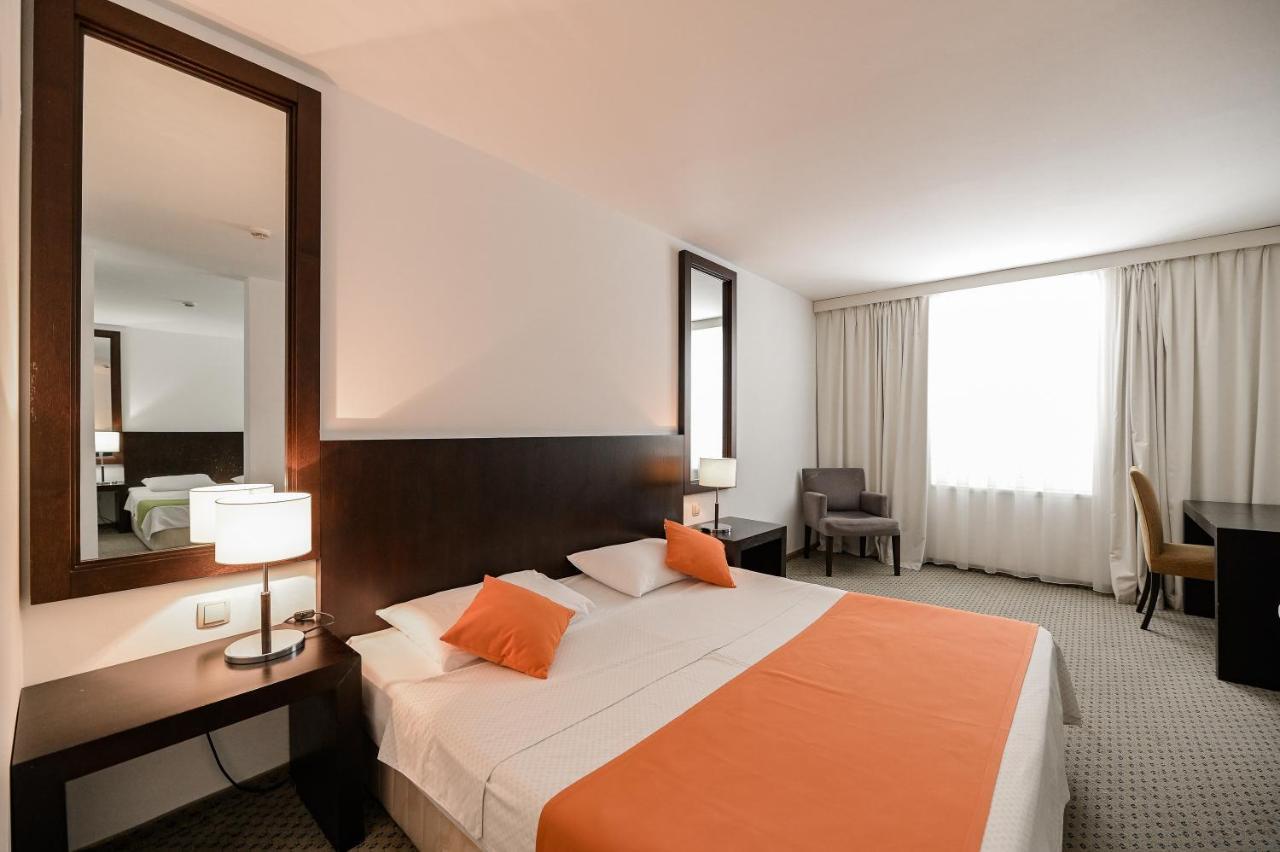 ראב Hotel International מראה חיצוני תמונה