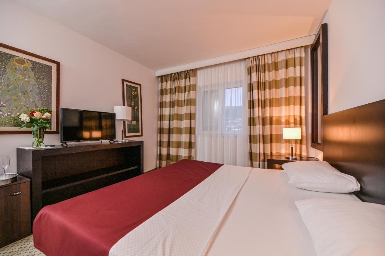 ראב Hotel International מראה חיצוני תמונה